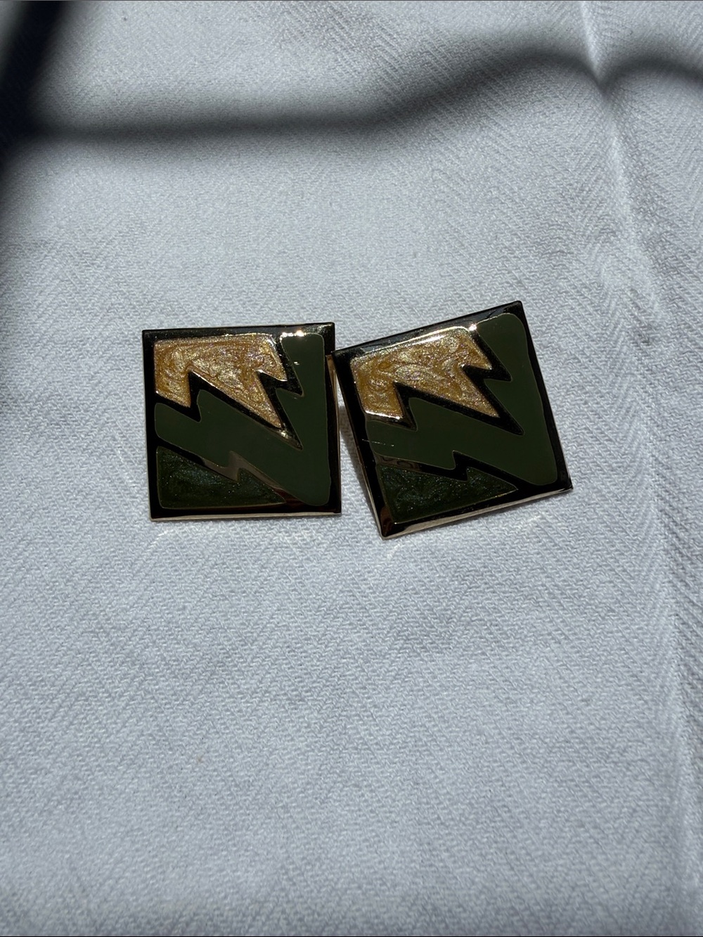Vintage earring gold-ton with green enamel stylized like lightning bolt